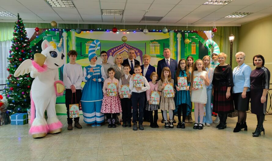 Благотворительный новогодний праздник «Мы зажигаем яркий мир»