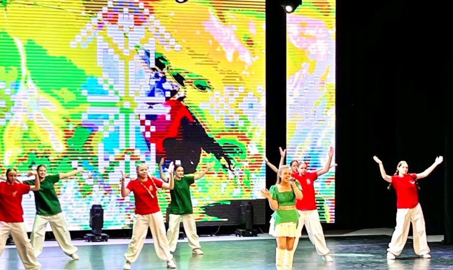 В преддверии Дня Конституции юным лидчанам торжественно вручили первые паспорта